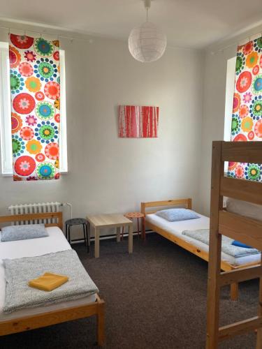Pokój z 2 łóżkami i 2 oknami w obiekcie Hostel Praha Ládví w Pradze