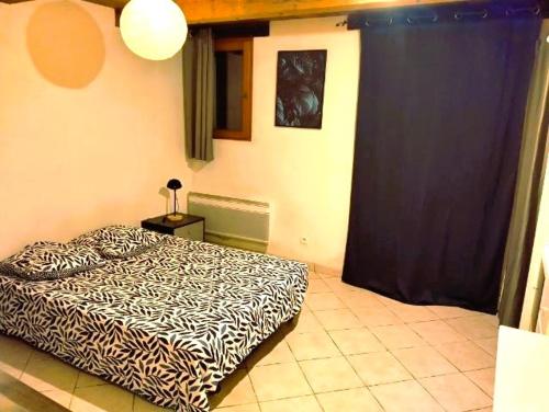 une chambre avec un lit dans une pièce dans l'établissement Charmant studio, à Cabriès