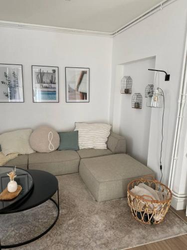 un salon avec un canapé et une table dans l'établissement La Maison de Léa, à Périgueux