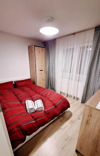 アンベルク・ブッフホルツにあるFerienwohnung in der Altstadt,4 Zentrumのベッドルーム1室(大型赤いベッド1台、枕2つ付)