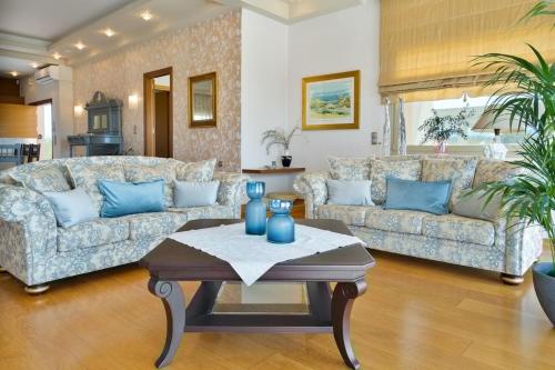Гостиная зона в Villa Anastasia with private heated pool and privacy