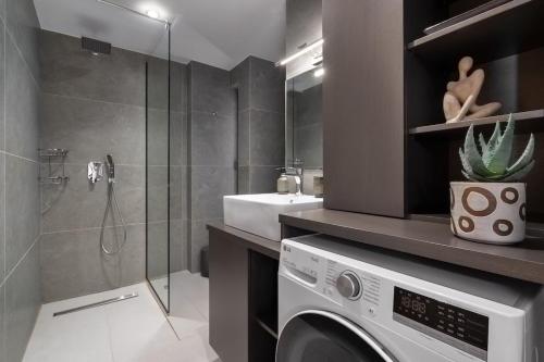 Comfy Apt terrace and parking 800m to old town and beach photo 3