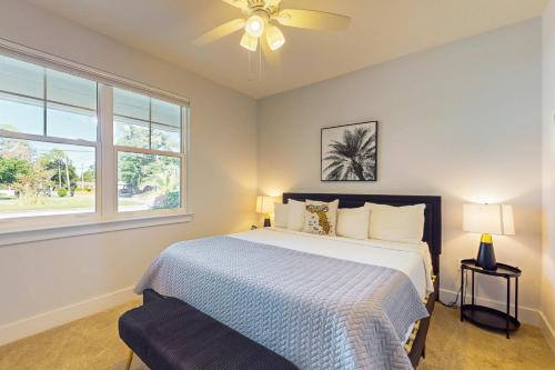 Un dormitorio con una cama y un ventilador de techo. en Blue Luxe, en Pensacola
