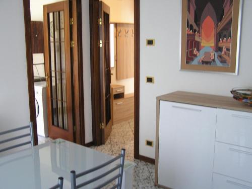 eine Küche mit einem Tisch und einem Esszimmer in der Unterkunft Apartment Maria & Patrizio in Lignano Sabbiadoro