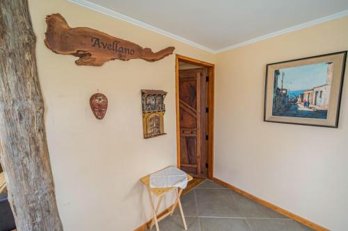 a room with a wooden sign on the wall at Parque la Pajarera in Puerto Varas