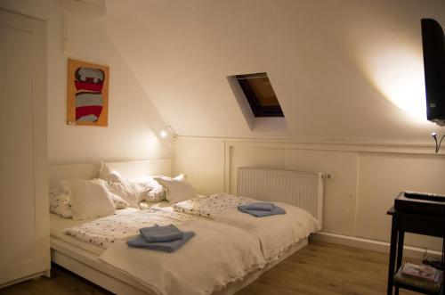 1 dormitorio con 1 cama con toallas en Tasca im Feui Apartments, en Stuttgart