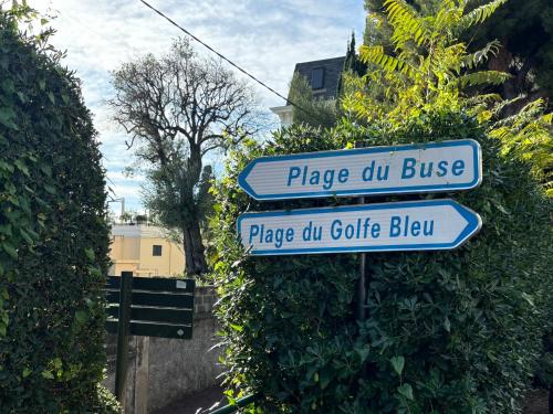 a sign that says place du bike and place du coffee blvd at EXCEPTIONNEL !!! VENEZ SEJOURNER DANS LES 3 SUITES D'UN AUTHENTIQUE ANCIEN PALACE DE LA "BELLE EPOQUE" de 1874 !!! UNIQUE !!! in Menton