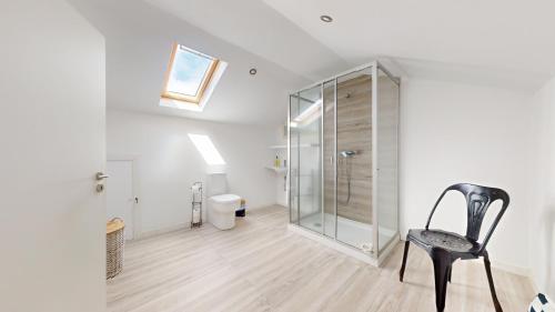 baño con ducha de cristal y silla negra en Azores Calheta Inn Apartment T3, en Ponta Delgada