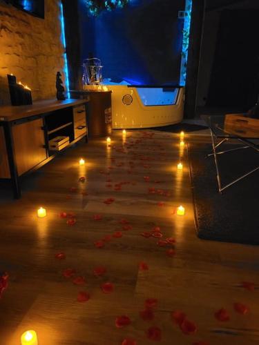 Chambre avec bougies et fleurs au sol dans l'établissement le temple de Rose, à Anneyron