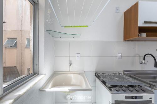 una cucina con lavello e fornello di Apto c/ Piscina a 350m da Praia VJGM0102 a Cururupe