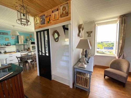 Il comprend une cuisine et un salon avec une table et une chaise. dans l'établissement Chic et Charme Belle Ile, au Palais