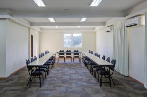 a conference room with a long table and chairs at GoldMen Business Joinville in Joinville