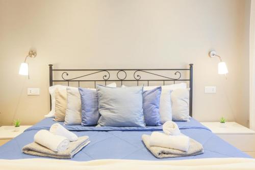 a bed with two towels on top of it at Il Rifugio di Greta in Ceparana