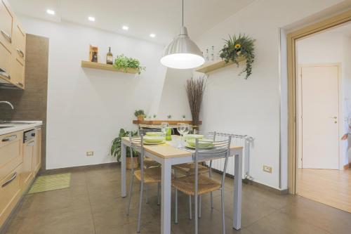 a kitchen with a table and chairs in a kitchen at Il Rifugio di Greta in Ceparana