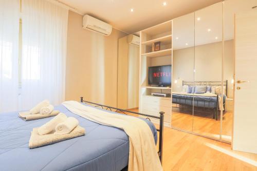 a bedroom with a bed and a tv in a room at Il Rifugio di Greta in Ceparana