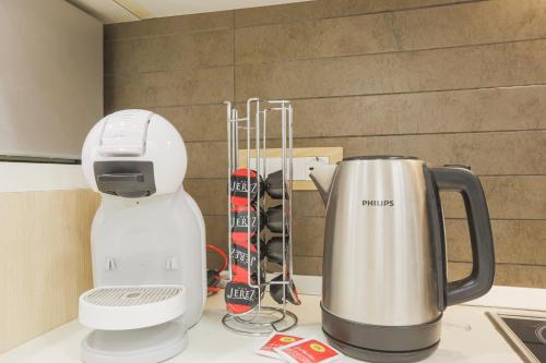 a coffee maker on a counter next to a mixer at Il Rifugio di Greta in Ceparana