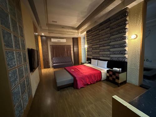 a bedroom with a bed with a red blanket at 亞曼尼汽車旅館-頭份館 in Toufen