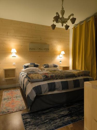 une chambre avec deux lits avec des oreillers dessus dans l'établissement La Frênaie, à Saint-Cyr-sur-le-Rhône