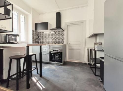 une cuisine avec une table et quelques chaises dans l'établissement Logement de charme proche centre-ville - TV - WiFi, à Dijon