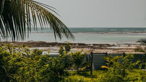 a view of a beach with the ocean in the background at Hotel Porto do Zimbo in Morro de São Paulo