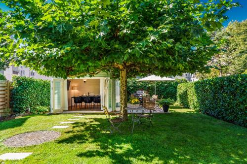 a tree in the yard of a house at Bregenzer Traum am Bodensee inkl Fahrräder in Bregenz