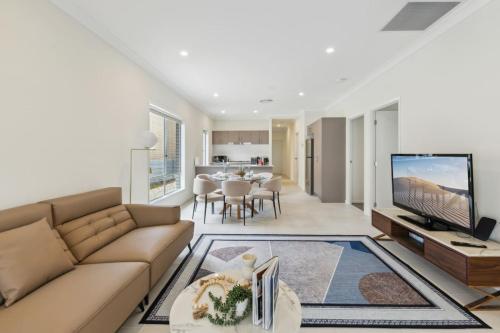 Μια τηλεόραση ή/και κέντρο ψυχαγωγίας στο Tranquil 3B2B Home with Parking Backyard and 5Mins walk to Mall