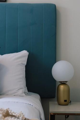 Ένα ή περισσότερα κρεβάτια σε δωμάτιο στο Tranquil 3B2B Home with Parking Backyard and 5Mins walk to Mall