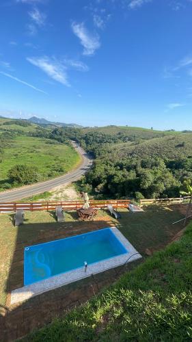 an overhead view of a swimming pool on a hill at Chacrinha pousada e restaurante in Caldas
