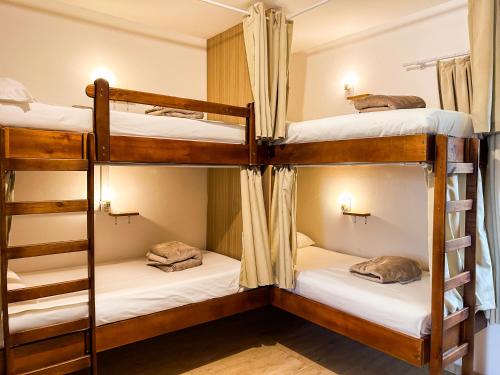 Katil atau katil-katil dalam bilik di Babitonga Hostel - 100m da Prainha