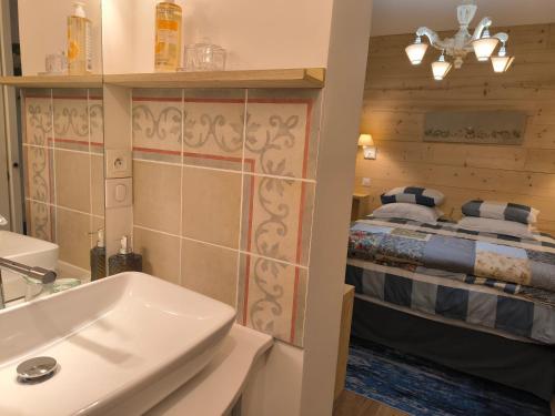 La salle de bains est pourvue d'un lavabo et d'un lit dans la chambre. dans l'établissement La Frênaie, à Saint-Cyr-sur-le-Rhône