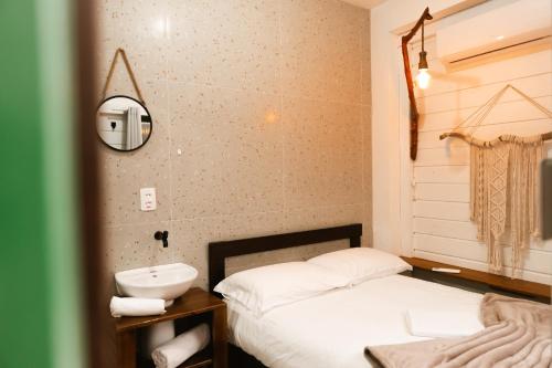 Katil atau katil-katil dalam bilik di Babitonga Hostel - 100m da Prainha