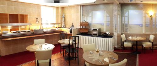 Ruang duduk di The Regal Hotel