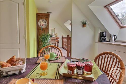 une salle à manger avec une table et de la nourriture et des boissons dans l'établissement Les falaises, à Plouha