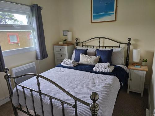 Ένα ή περισσότερα κρεβάτια σε δωμάτιο στο Entire Cozy Chalet in Bideford Bay Holiday Park