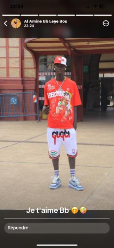 una foto de un hombre parado en una acera en La ville, en Dakar