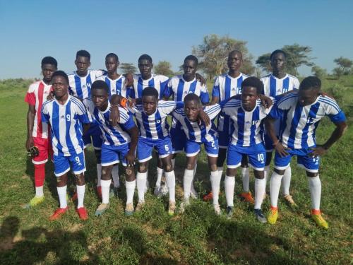 un equipo de fútbol está posando para una foto en La ville, en Dakar