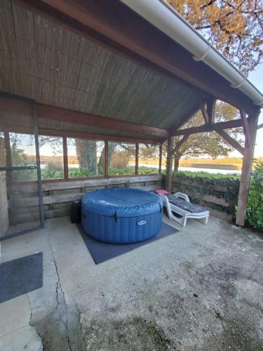 Πισίνα στο ή κοντά στο Maison du Lac avec jacuzzi privatif en option