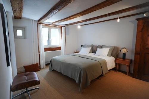 una camera da letto con un grande letto con lenzuola bianche di Charming Historical Apartment in Zurich City Center Oldtown a Zurigo