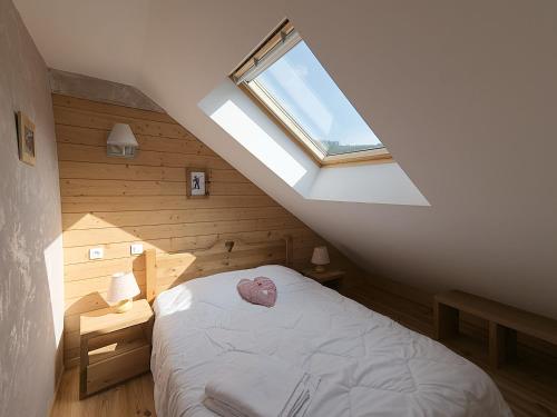 - une chambre avec un lit doté d'un oreiller dans l'établissement Chalet familial spacieux avec spa, sauna et salle de jeux - FR-1-589-750, à Ban-sur-Meurthe-Clefcy
