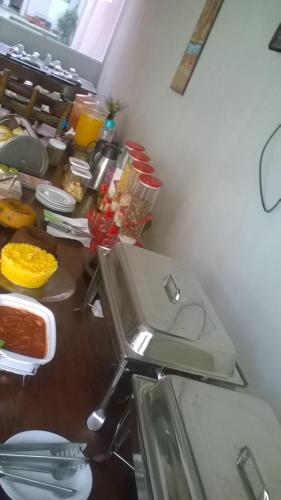 マセイオにあるPousada Pura Vidaのトイレと食事用のテーブルがあるバスルーム