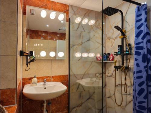 a bathroom with a sink and a shower with a mirror at Pension Laatzen - by Dzafer & Sohn wo Erholung sich Lohnt in Hannover