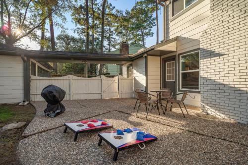 patio trasero con mesa y sillas y patio en Houston Stay Game Room Bbq Yard Sleeps 16, en Houston