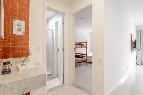 a bathroom with a sink and a mirror at Apto 1 quarto no Golden Lake! in Arraial do Cabo