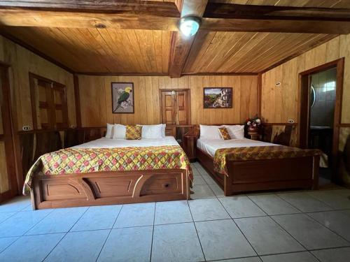 Un pat sau paturi într-o cameră la Hostal el Edén Brizuela