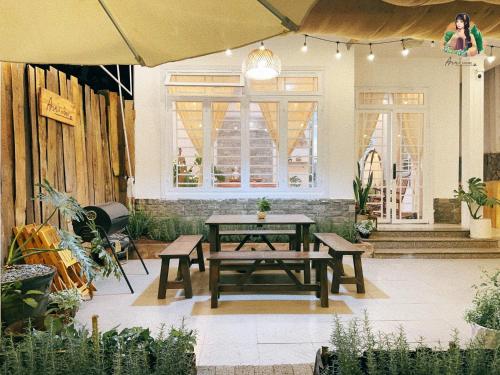 a patio with a picnic table and benches at Ann's Home I in Khu Chi Lăng