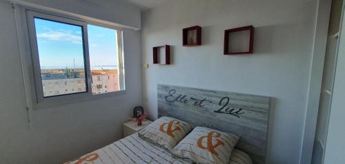 une chambre avec un lit et une fenêtre dans l'établissement Standing vue mer entre Cannes et Antibes, au Golfe-Juan