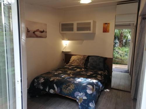 une chambre avec un lit dans une petite pièce dans l'établissement Charmant studio avec jardin, à Toulouse