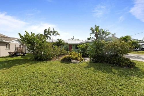 Zahrada ubytování Grotto Pool House, 3 bed, 2 bath, IMG 3 miles, AMI