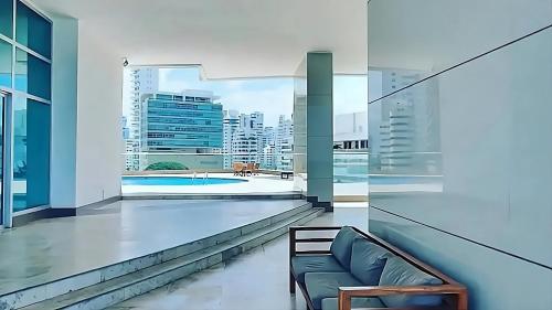 ein Wohnzimmer mit Blick auf die Stadt in der Unterkunft Lodging Apartamento 1 Frente a la Playa in Cartagena de Indias