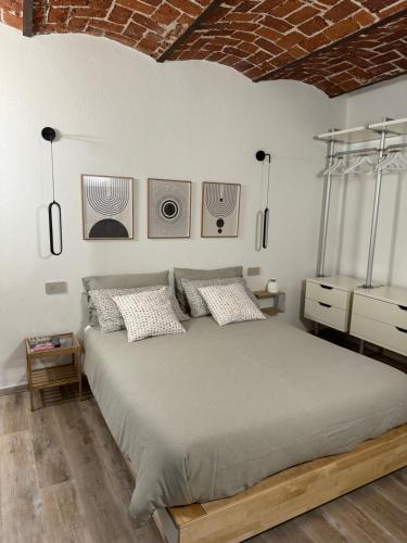 una camera da letto con un letto con due altoparlanti a muro di Le Corti a Cuneo
